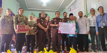 Pemberian bantuan kepada lembaga yatim piatu Baitul Maqdis dari Kajari Kapuas Hulu Safi