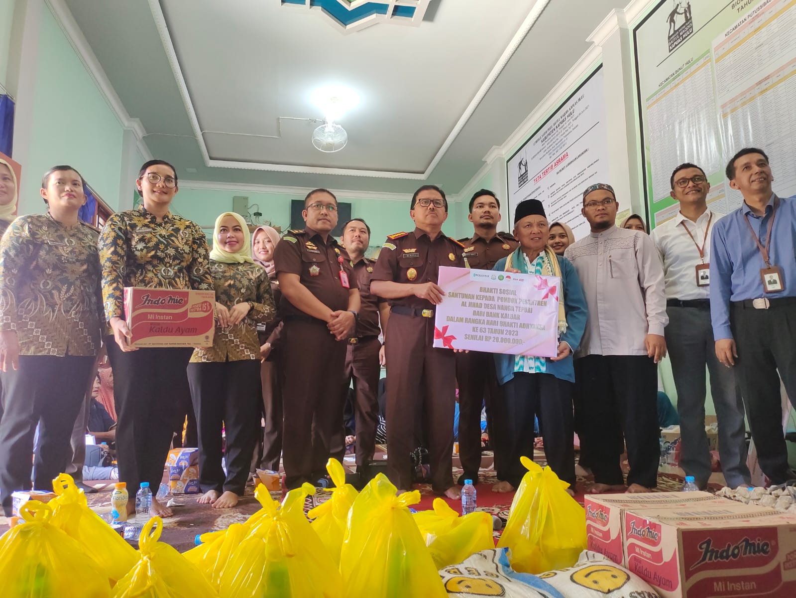 Pemberian bantuan kepada lembaga yatim piatu Baitul Maqdis dari Kajari Kapuas Hulu Safi