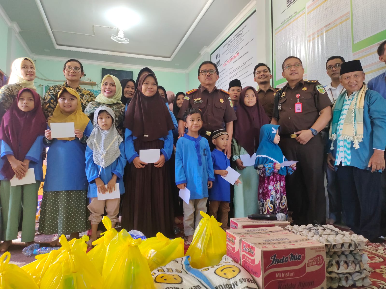 Penyaluran bantuan kepada anak yatim dari Kejari Kapuas Hulu bersama Bank Kalbar Putussibau