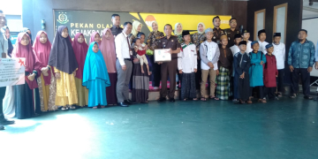 Foto---Kajari Sanggau, Anton Rudianto beserta jajaran, Kepala Cabang Bank Kalbar Sanggau, Arief Abdillah menyerahkan bantuan gizi pada anak stunting, Senin (17/07/2023)—Kiram Akbar
