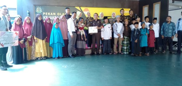 Foto---Kajari Sanggau, Anton Rudianto beserta jajaran, Kepala Cabang Bank Kalbar Sanggau, Arief Abdillah menyerahkan bantuan gizi pada anak stunting, Senin (17/07/2023)—Kiram Akbar 