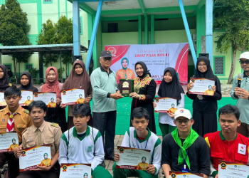 Erlinawati Anggota DPD RI menyerahkan sejumlah sertifikat  beasiswa Program Indonesia Pintar (PIP) tahun 2023 dari Kemendikbud  kepada 19 siswa-siswi SMA dan SMP Mujahidin Pontianak