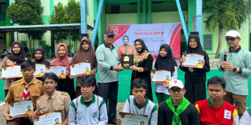 Erlinawati Anggota DPD RI menyerahkan sejumlah sertifikat  beasiswa Program Indonesia Pintar (PIP) tahun 2023 dari Kemendikbud  kepada 19 siswa-siswi SMA dan SMP Mujahidin Pontianak