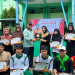 Erlinawati Anggota DPD RI menyerahkan sejumlah sertifikat  beasiswa Program Indonesia Pintar (PIP) tahun 2023 dari Kemendikbud  kepada 19 siswa-siswi SMA dan SMP Mujahidin Pontianak
