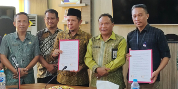 Penandatanganan berita acara kesepakatan bersama antara Tim Anggaran Pemerintah Daerah (TAPD) Kapuas Hulu dengan Ketua Komisi Pemilihan Umum Kapuas Hulu dan Ketua Badan Pengawas Pemilu Kapuas Hulu tentang besaran dana hibah kegiatan Pemilihan Bupati dan Wakil Bupati tahun 2024