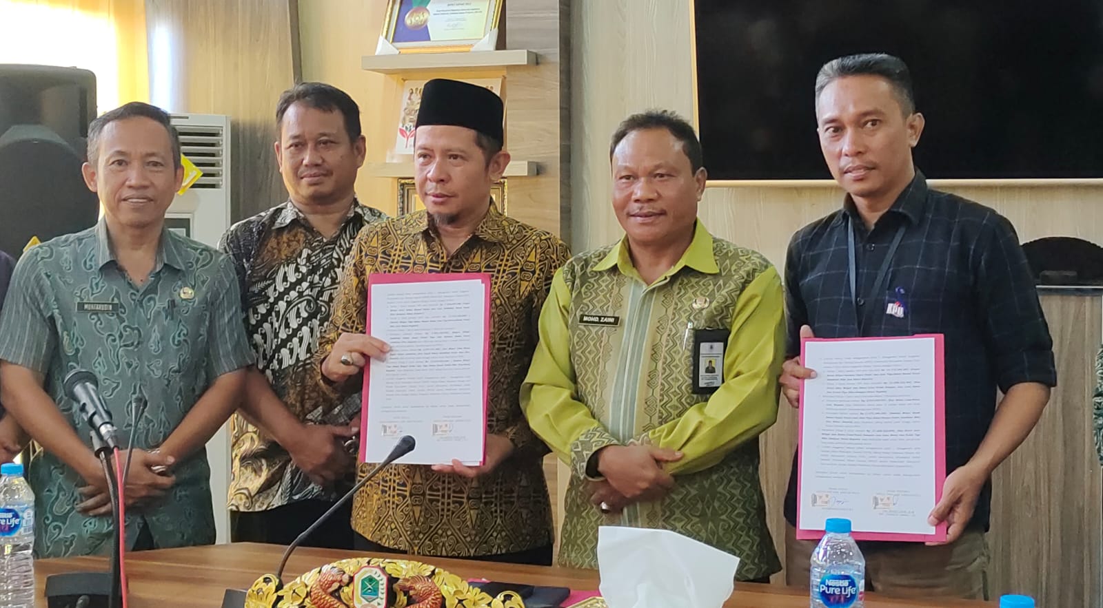 Penandatanganan berita acara kesepakatan bersama antara Tim Anggaran Pemerintah Daerah (TAPD) Kapuas Hulu dengan Ketua Komisi Pemilihan Umum Kapuas Hulu dan Ketua Badan Pengawas Pemilu Kapuas Hulu tentang besaran dana hibah kegiatan Pemilihan Bupati dan Wakil Bupati tahun 2024