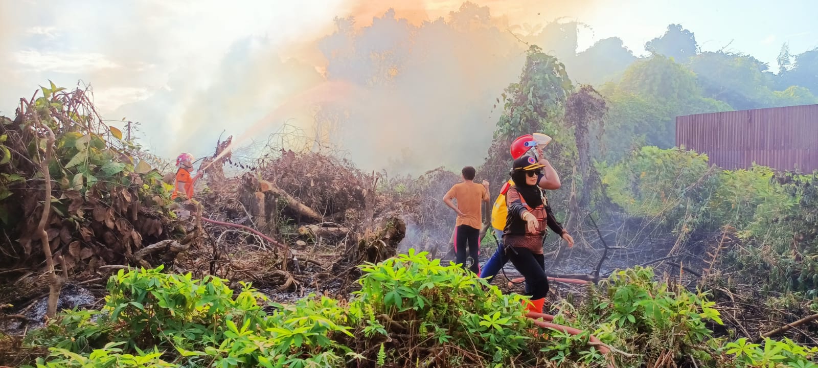 Tim BPBD Kapuas Hulu saat melakukan pemadaman api Karhutla 