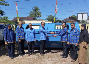 Penyerahan bantuan kontainer sampah secara simbolis dilakukan oleh PDAM Kapuas Hulu kepada Pemkab Kapuas Hulu