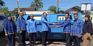 Penyerahan bantuan kontainer sampah secara simbolis dilakukan oleh PDAM Kapuas Hulu kepada Pemkab Kapuas Hulu