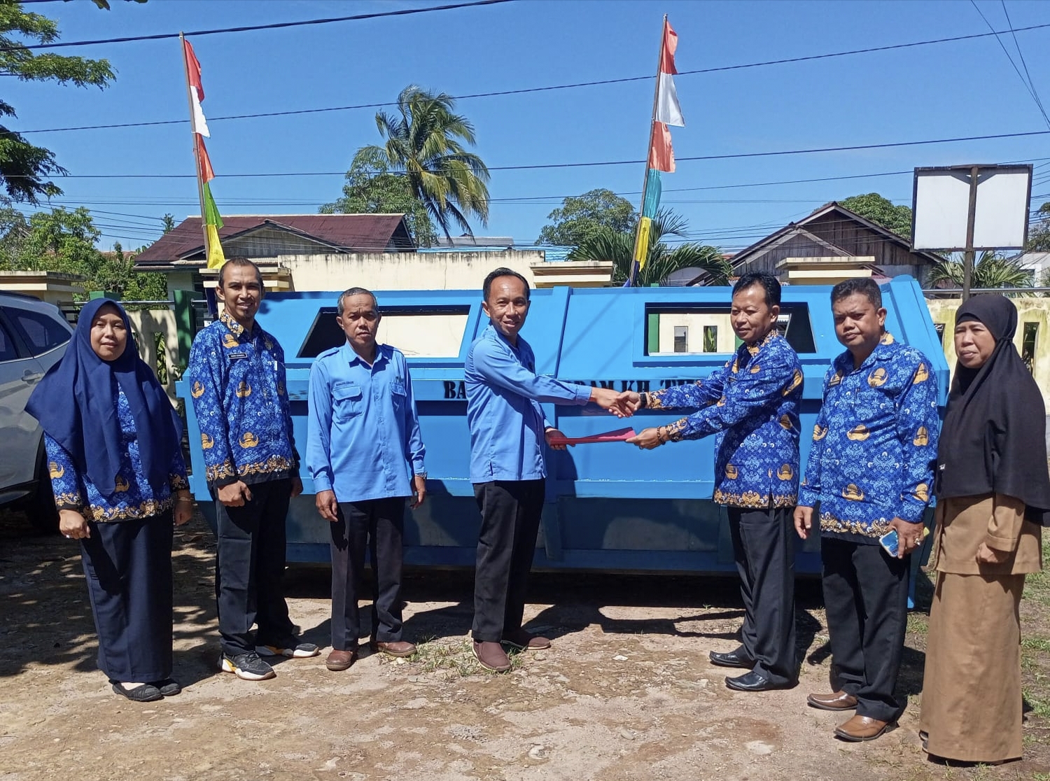 Penyerahan bantuan kontainer sampah secara simbolis dilakukan oleh PDAM Kapuas Hulu kepada Pemkab Kapuas Hulu