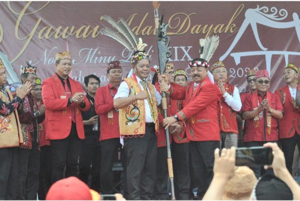 Foto--Bupati Sanggau, Paolus Hadi menerima tongkat dari Ketua Dewan Adat Dayak (DAD) Sanggau, Yohanes Ontot, usai diangkat jadi Pemuntuh Agung di acara pembukaan Gawai Adat Dayak XIX, Jumat (07/06/2023)---Kiram Akbar