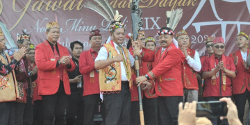Paolus Hadi Dianugerahi Jabatan Pemuntuh Agung di Acara Gawai Dayak XIX Kabupaten Sanggau