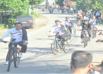 Foto---Bupati Sanggau, Paolus Hadi ikut dalam acara Gowes Bersama Adhyaksa yang digelar Kejari Sanggau, dalam acara memeriahkan Hari Bhakti Adhyaksa ke-66, Minggu (09/07/2023)--Kiram Akbar