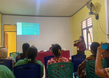 Foto—Pj Posyandu Promkes Dinkes Sanggau, Agustina Meini memberikan materi di acara Bimek dan UKBM di kantor Desa Tanjung Bunut, Kecamatan Hilir, Selasa (25/07/2023)—Fajar Agusriansyah, Promkes Dinkes Sanggau untuk equatoronline.id