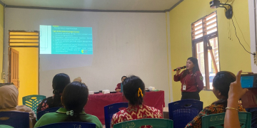 Foto—Pj Posyandu Promkes Dinkes Sanggau, Agustina Meini memberikan materi di acara Bimek dan UKBM di kantor Desa Tanjung Bunut, Kecamatan Hilir, Selasa (25/07/2023)—Fajar Agusriansyah, Promkes Dinkes Sanggau untuk equatoronline.id