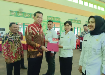 Bupati Kapuas Hulu Fransiskus Diaan saat menyerahkan SK Pengangkatan PPPK