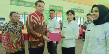 Bupati Kapuas Hulu Fransiskus Diaan saat menyerahkan SK Pengangkatan PPPK