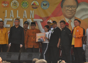Foto—Salah seorang peserta jalan sehat yang mendapat hadiah wisata rohani ke Jerusalem langsing dari OSO, Minggu (13/08/2023)---Kiram Akbar