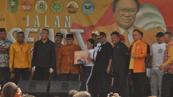 Foto—Salah seorang peserta jalan sehat yang mendapat hadiah wisata rohani ke Jerusalem langsing dari OSO, Minggu (13/08/2023)---Kiram Akbar