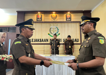 Foto---Serah-terima jabatan (Sertijab) antara Agus Supriyanto (kanan) dan Ferry, di Kejaksaan Negeri Sanggau, Kamis (03/08/2023)---ist