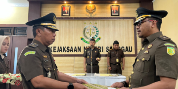 Foto---Serah-terima jabatan (Sertijab) antara Agus Supriyanto (kanan) dan Ferry, di Kejaksaan Negeri Sanggau, Kamis (03/08/2023)---ist