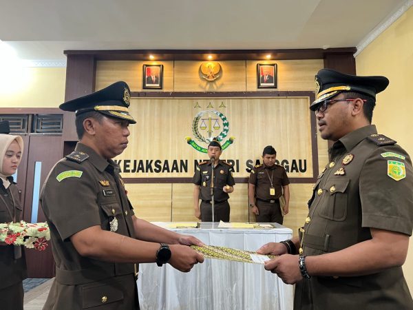 Foto---Serah-terima jabatan (Sertijab) antara Agus Supriyanto (kanan) dan Ferry, di Kejaksaan Negeri Sanggau, Kamis (03/08/2023)---ist