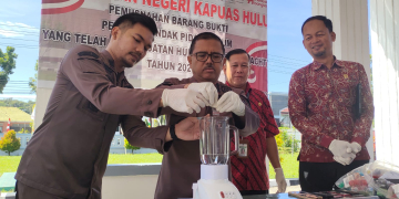 Kegiatan pemusnahan barang bukti hasil kejahatan yang sudah berkekuatan hukum tetap oleh Kejari Kapuas Hulu