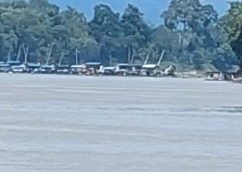 Foto—Aktivitas penambangan emas di sungai