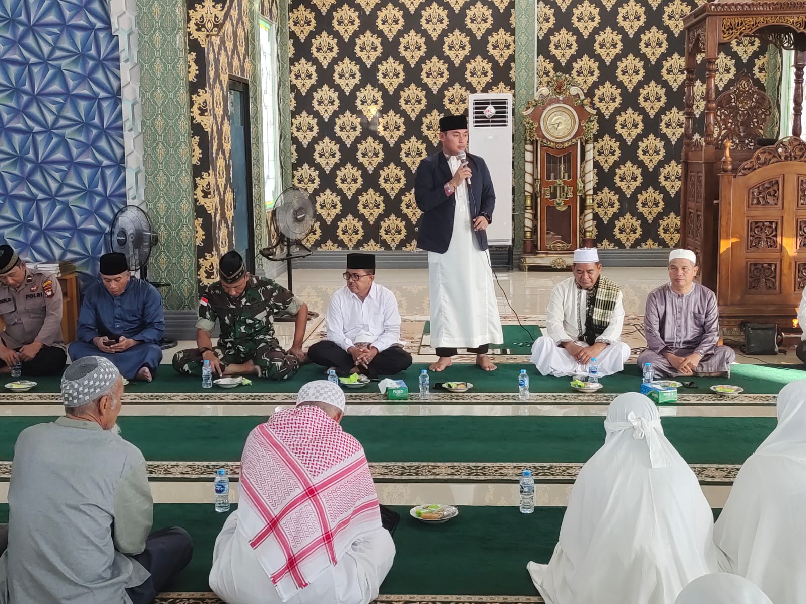 Wakil Bupati Kapuas Hulu Wahyudi Hidayat saat menyambut kepulangan jemaah haji