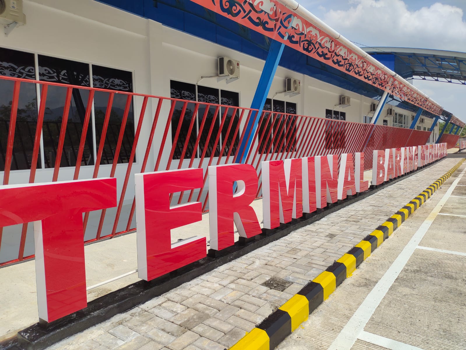 Terminal barang Internasional yang ada di Kecamatan Badau ini sudah lama selesai dibangun, namun hingga saat ini belum difungsikan