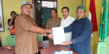 Anwar Sanusi atau yang lebih dikenal dengan Boy ini mendaftarkan diri maju menjadi Ketua KONI Kapuas Hulu kepada Ketua Pansel