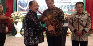 Foto—Wakil Bupati Sanggau, Yohanes Ontot menyerahkan cendera mata kepada Pangdam XII/TPR, Mayjen Iwan Seriawan di acara ramah-tamah, Kamis (10/08/2023) malam di Hotel Garden Palace—Kiram Akbar