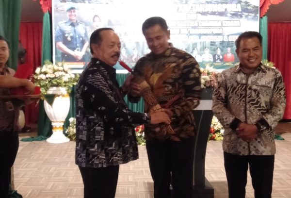 Foto—Wakil Bupati Sanggau, Yohanes Ontot menyerahkan cendera mata kepada Pangdam XII/TPR, Mayjen Iwan Seriawan di acara ramah-tamah, Kamis (10/08/2023) malam di Hotel Garden Palace—Kiram Akbar