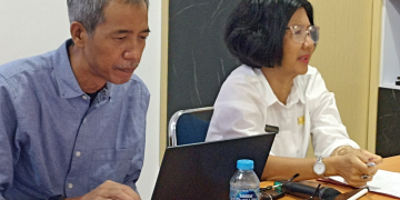 Foto---Kepala BPKAD Kabupaten Sanggau, Silvestra Dayana Simbolon (kanan) dan narasumber dari UNTAN, Windhu Putra, di acara Uji Coba Penggunaan Sistem Analisis Standar Belanja Non Fisik Kabupaten Sanggau, Rabu (16/09/2023)--- ist