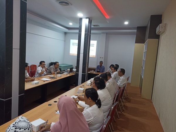 Foto--- Kepala Bidang Pembiayaaan BPKAD Sanggau, Petrus Jusin (memegang mic) memberikan paparan di acara Uji Coba Penggunaan Sistem Analisis Standar Belanja Non Fisik Kabupaten Sanggau, Rabu (16/09/2023)--ist