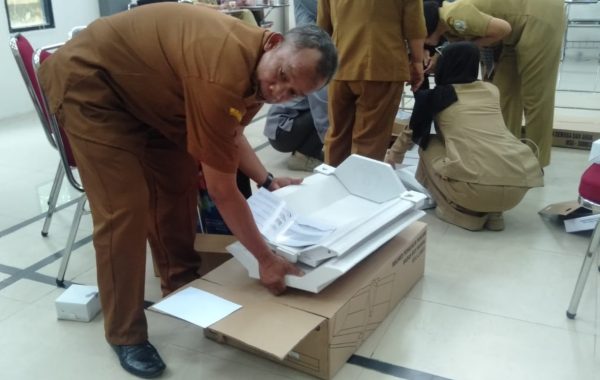 Foto—Plt. Sekretaris Dinkes Sanggau menunjukkan salah satu alat antropometri yang baru datang, Selasa (22/08/2023)---Kiram Akbar