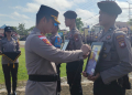 Kapolres Kapuas Hulu AKBP Hendrawan saat memberhentikan secara tidak hormat anggota Polres Kapuas Hulu secara simbolis