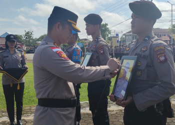 Kapolres Kapuas Hulu AKBP Hendrawan saat memberhentikan secara tidak hormat anggota Polres Kapuas Hulu secara simbolis