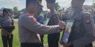 Kapolres Kapuas Hulu AKBP Hendrawan saat memberhentikan secara tidak hormat anggota Polres Kapuas Hulu secara simbolis