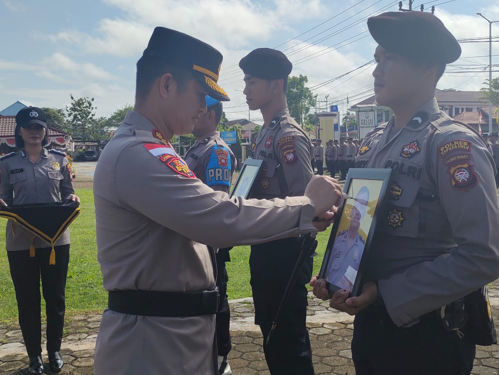 Kapolres Kapuas Hulu AKBP Hendrawan saat memberhentikan secara tidak hormat anggota Polres Kapuas Hulu secara simbolis