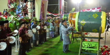 Foto—Gubernur Kalbar, Sutarmidji memukul bedug tanda dibukanya MTQ XXI tingkat Provinsi Kalbar, Sabtu (25/08/2023) malam di lapangan Sabang Merah---it