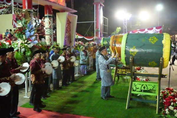 Foto—Gubernur Kalbar, Sutarmidji memukul bedug tanda dibukanya MTQ XXI tingkat Provinsi Kalbar, Sabtu (25/08/2023) malam di lapangan Sabang Merah---it