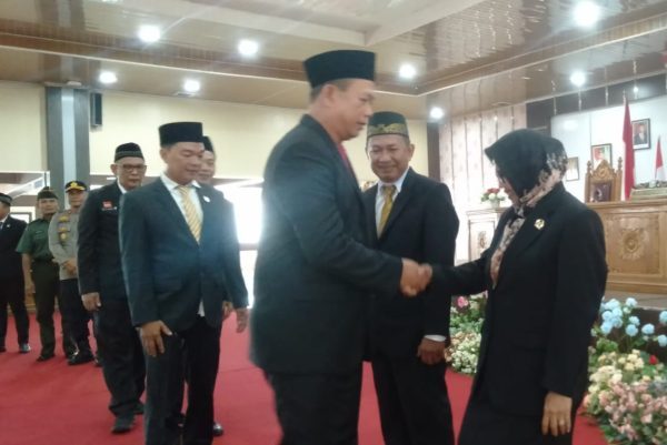 Foto---Pimpinan DPRD Sanggau menyalami Yunita usai pelantikan, Rabu (30/08/2023)---Kiram Akbar 