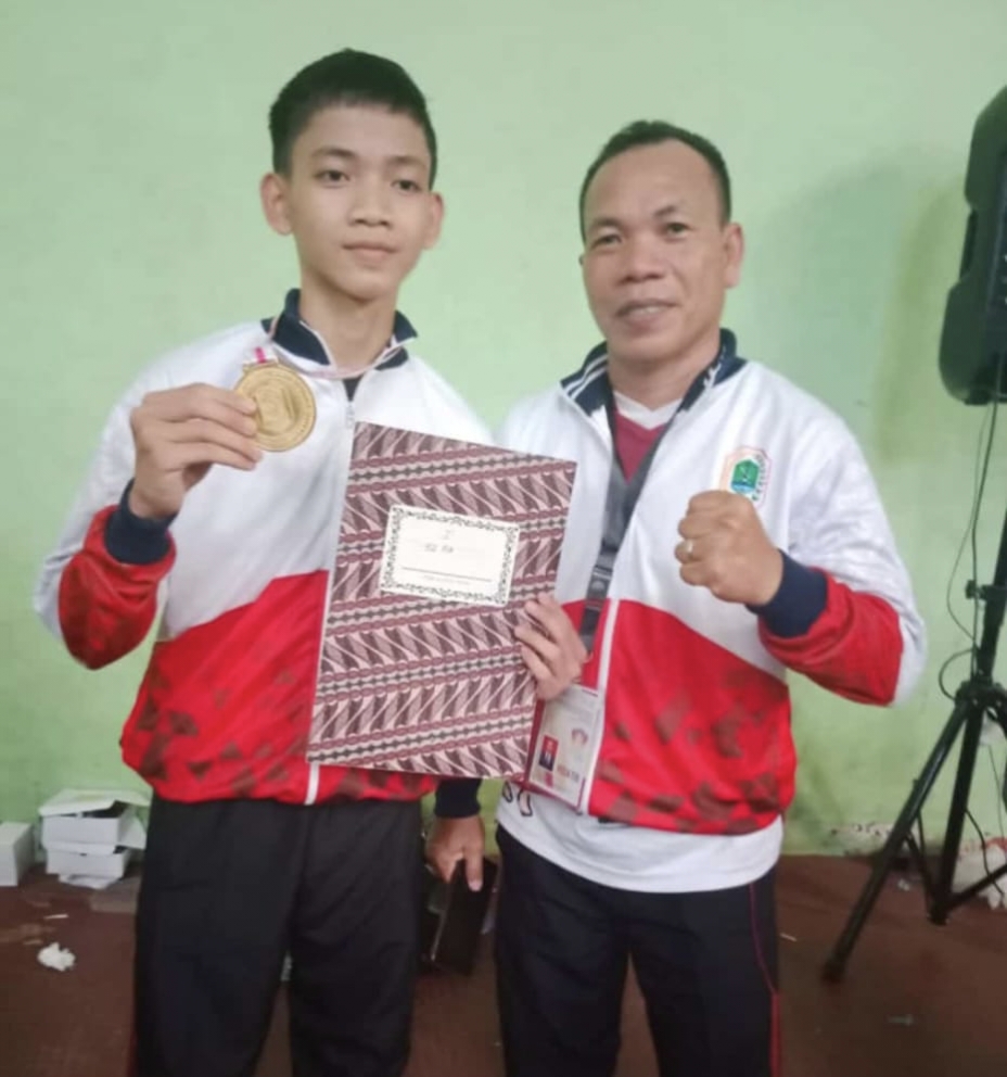 Faiz Faturrahman atlet Karate saat bersama pelatihnya