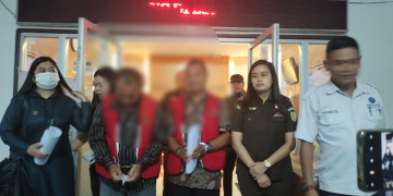 Dua tersangka kasus Arwana 2020 saat ditahan Kejaksaan Negeri Kapuas Hulu