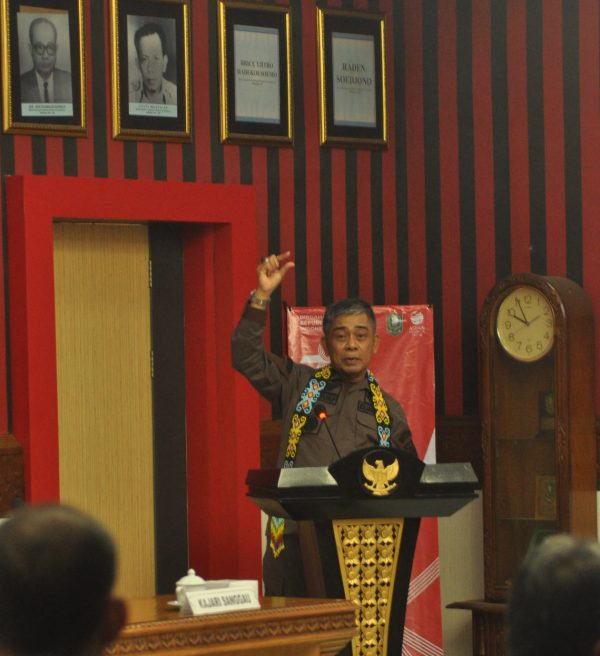 Foto—Kepala Kejaksaan Tinggi (Kajati) Kalbar, Muhammad Yusuf memberikan ceramah hukum di Kantor Bupati Sanggau, Kamis (14/09/2023)---Kiram Akbar