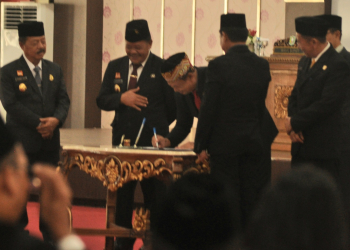 Foto---Pimpinan DPRD Kabupaten Sanggau menandatangani berita acara pengunduran diri Paolus Hadi sebagai Bupati Sanggau, Senin (11/09/2023)---Kiram