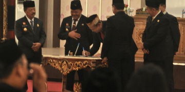 Foto---Pimpinan DPRD Kabupaten Sanggau menandatangani berita acara pengunduran diri Paolus Hadi sebagai Bupati Sanggau, Senin (11/09/2023)---Kiram