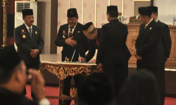 Foto---Pimpinan DPRD Kabupaten Sanggau menandatangani berita acara pengunduran diri Paolus Hadi sebagai Bupati Sanggau, Senin (11/09/2023)---Kiram