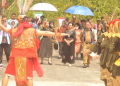 Foto---Bupati Sanggau, Paolus Hadi, beserta rombongan disambut tarian adat sebelum masuk ke lokasi acara peresmian gedung baru RSUD M.Th Djaman, Senin (25/09/20923)---Kiram Akbar